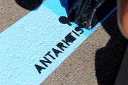 Der aufgemalte Längengrad auf dem Isenthaler Schulplatz ist 6 Meter lang und 20 Zentimeter breit. (Bild: PD, Isenthal, 21. August 2018)