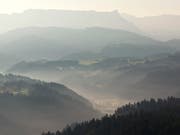 In die abgelegenen Hügel des Emmentals zogen sich viele der mehrere Jahrhunderte lang verfolgten Täufer zurück (Archivbild). (Bild: KEYSTONE/MARTIN RUETSCHI)