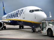 Der Billigflieger Ryanair verschärft die Regeln für Handgepäck: Künftig darf nur noch eine kleine Tasche gratis an Bord genommen. (Bild: KEYSTONE/EPA/SASCHA STEINBACH)