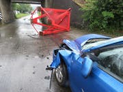 Ein Sattelschlepper prallte gegen die Bahnunterführung in Villmergen AG. Die tonnenschwere Ladung fiel auf ein wartendes Auto: Die Lenkerin blieb wie durch eine Wunder unverletzt. (Bild: Handout Kantonspolizei Aargau)
