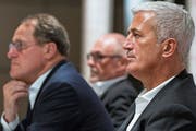 Nationaltrainer Vladimir Petkovic mit Verbandspräsdient Peter Gilliéron und Nati-Delegierter Claudio Sulser während der Medienorientierung vom Freitag (v. r. n. l) (Bild: Peter Schneider/Keystone (Ittigen, 24. August))