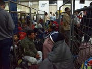 Flüchtlinge aus Venezuela warten am Donnerstag (Ortszeit) in Tulcan, Ecuador, auf Busse, die sie nach Peru bringen sollen. (Bild: Keystone/EPA EFE/CARLOS JIMENEZ)