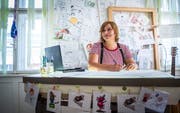Vida Sprenger zeichnet in ihrem Haus in Hauptwil. (Bild: Andrea Stalder)