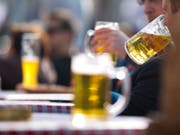 Gesundheitsrisiken bestehen schon beim Genuss von geringen Mengen Alkohol, sagt eine Studie. (Bild: Keystone/DPA/FRANK RUMPENHORST)