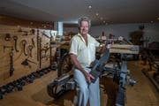 Martin Erni (82) aus Weggis zeigt einen der besagten Radschuhe. Insgesamt besitzt er über 600 Stück. (Bild: Pius Amrein, 21. August 2018)