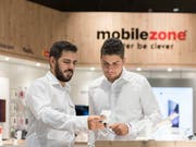 Vertreiben inskünftig auch wieder Salt-Abos an: die Läden von Mobilezone. (Bild: KEYSTONE/CHRISTIAN BEUTLER)