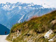 Allein auf weiter Flur: Beim Race Across France ist man selten in Gesellschaft unterwegs (Bild: KEYSTONE/JEAN-CHRISTOPHE BOTT)