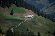 Die Alp Rohr liegt auf 1500 Metern an der Hagleren. Die Achermanns verbringen seit 2004 jeden Sommer auf der Alp - bis «Flix »(12) wieder zur Schule muss. Bild: Corinne Glanzmann (Flühli, 08. August 2017)