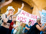 Anfang Juli streikten Journalistinnen und Journalisten von Tamedia in der Westschweiz. In Lausanne trugen sie ihre Anliegen auf die Strasse. (Bild: Keystone/VALENTIN FLAURAUD)