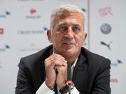 Gab zum ersten Mal seit dem WM-Aus gegen Schweden der gesammelten Presse wieder Auskunft: Nationalcoach Vladimir Petkovic (Bild: KEYSTONE/PETER SCHNEIDER)