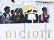 Flüchtlinge an Bord der «Diciotti» am Donnerstag im Hafen von Catania. (Bild: Keystone/EPA ANSA/ORIETTA SCARDINO)