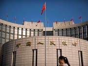 Zwar ist eher unwahrscheinlich, dass die Chinesische Volksbank (im Bild deren Hauptsitz in Peking) in ausländische Hände übergehen wird. Neu gibt es in China im Finanzsektor aber keine Beschränkungen für ausländische Investoren mehr. (Bild: KEYSTONE/AP/MARK SCHIEFELBEIN)