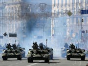 Panzer an der Militärparade am Freitag in Kiew. (Bild: Keystone/AP/EFREM LUKATSKY)