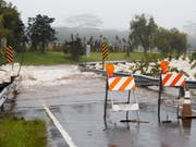 Starker Regen im Vorfeld von Hurrikan «Lane» hat einen Bach die Akolea Road nahe Hilo, Hawaii, überfluten lassen. (Bild: Keystone/EPA/BRUCE OMORI)