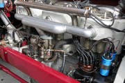 Das Innenleben mit einzelnen Motorelementen des Oldtimers.