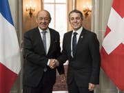 Die Chancen für ein Rahmenabkommen zwischen der Schweiz und der EU stehen nach Ansicht des französischen Aussenministers Jean-Yves Le Drian weiterhin gut. Das sagte er nach einem Treffen mit Bundesrat Ignazio Cassis in Bern. (Bild: Keystone/PETER SCHNEIDER)