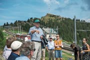 Karl Bucher, Verwaltungsratspräsident der Rigi Bahnen AG, bei seinem Referat auf Rigi Staffel. Bild: Dominik Wunderli (23. August 2018)