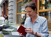 Die Autorin Margret Kreidl mit einem ihrer roten Notizbücher. (Bild: Brigitte Elsner-Heller)