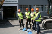 Freudige Gesichter beim Spatenstich (von links): Michael Schürch, Alfred Bossard, Josef Niederberger und der Stansstader Gemeinderat Norbert Rohrer. (Bild: Sepp Odermatt (Stansstad, 24. August 2018))