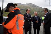 Der Bündner Regierungsrat Christian Rathgeb (v.l.), Bundesrat Ueli Maurer, und Grossrat Alessandro della Vedova während einer mobilen Kontrolle von Polizei und Eidgenoessischer Zollverwaltung EZV. (KEYSTONE/Gian Ehrenzeller, Samdan, 24. August 2018)