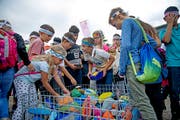 Grundsteinlegung für das neue Schulhaus Staffeln: Schüler deponieren ihren Stein in einem grossen Korb. (Bilder: Corinne Glanzmann (Reussbühl, 24. August 2018))