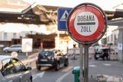 Der Kanton Tessin wollte mit Mindestlöhnen Lohndumping durch Arbeiter aus der EU verhindern. Doch der Bund setzt dem Kanton enge Grenzen. (Keystone: Gaëtan Bally, (Chiasso, 23. Oktober 2014)