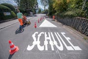 Nach Schulstart wurden bei der Strasse vor der Villa Krämerstein in Kastanienbaum neue Markierungen angebracht. (Bild: Pius Amrein, 23. August 2018)