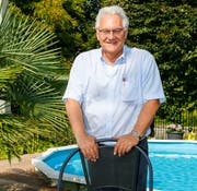 Zuhause im Pool und unter Palmen erholt sich Thomas Müller vom politischen Tagesgeschäft. (Bild: R. Hirtl)