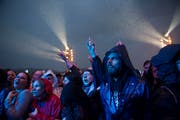 Regen? Egal! Die Fans lassen sich vom Wetter unbeeindruckt und geniessen die Show in vollen Zügen. (Bild: Corinne Glanzmann)