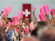 Einstimmig für die Selbstbestimmung: Die SVP-Delegierten haben am Samstag in Unterägeri ZG die Parolen zu den kommenden Abstimmungen gefasst. Im Zentrum stand ihre eigen Selbstbestimmungsinitiative. (Bild: KEYSTONE/ALEXANDRA WEY)