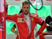 Sebastian Vettel bewegt sich im Ferrari mit Lewis Hamilton im Mercedes auf Augenhöhe (Bild: KEYSTONE/AP MTI/ZSOLT CZEGLEDI)