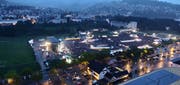 Vom Hochhaus neben der Swissporarena hat man einen tollen Blick über das riesige Konzertgelände. (Bild: Markus von Rotz)