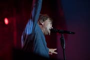 Campino, der Frontmann der Toten Hosen, hatte für das Konzert auf der Luzerner Allmend auch politische Statements im Gepäck. (Bild: Corinne Glanzmann)