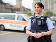 Polizistinnen und Polizisten in Zürich sollen künftig mit Körperkameras, sogenannten Bodycams, ausgerüstet werden. (Bild: Keystone/ENNIO LEANZA)