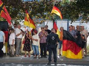 Am Rande einer rechtspopulistischen Demonstration Mitte August in Dresden hat die Polizei ein ZDF-Reporterteam vorübergehend an der Arbeit gehindert und festgehalten. (Bild: KEYSTONE/DPA ZB/SEBASTIAN KAHNERT)