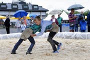 Ein Jahr vor dem Eidgenössischen Schwingfest in Zug fand ein Informationsanlass mit Attraktionen statt. Im Bild messen sich Jungschwinger. (Bild: Werner Schelbert (Zug, 25. August 2018))