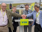 Sie stellten das Signal auf Grün (v.l.): Rudolf Stämpfli (BLS), René Maire (Gemeinde Mühleberg), Peter Füglistaler (Bundesamt für Verkehr), Christan Aebi (Kanton Bern). (Bild: KEYSTONE/MARCEL BIERI)