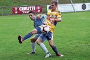 Der Zuger Ruben Burkard (links) lässt sich von FCL-Verteidiger Aranit Ajeti den Ball abjagen. (Bild: Werner Schelbert (Zug, 25. August 2018)
