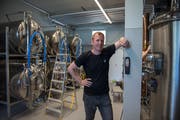 Michi Grüter hat in der Siedlung eine Bierbrauerei aufgebaut.