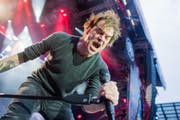 Campino, Sänger der Band "Die Toten Hosen", während des Konzerts im deutschen Essen. Der Auftritt war der Auftakt zur Konzerttournee "Laune der Natour", die bis zum Oktober läuft. (Bild: Keystone (Essen, 24. Mai 2018))