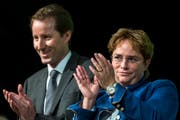 Spenden Applaus: Der Zuger SVP-Nationalrat Thomas Aeschi und die Bündner Nationalrätin Magdalena Martullo-Blocher während der Delegiertenversammlung der SVP am Samstag in Unterägeri (Bild: KEYSTONE/Alexandra Wey)