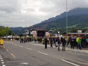 Kurz nach der Türöffnung strömen die ersten Fans auf das Konzertgelände. (Bild: Michael Graber)