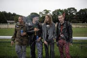 Nick, Ralf, Pascal und Gin (von links) sähen die Toten Hosen viel lieber in einem Keller spielen. (Bild: Corinne Glanzmann)