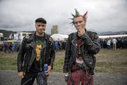 Auch Ralf und Gin sind wegen den Toten Hosen auf der Luzerner Allmend. (Bild: Corinne Glanzmann)