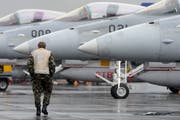 Schwierige Suche nach dem Nachfolgemodell für den F/A 18 der Schweizer Luftwaffe. Bild: Urs Flüeler/Keystone (Buochs, 14. Mai 2014)