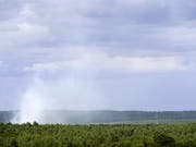 Ein weiteres Feuer ist östlich der Autobahn A9 nahe Beelitz-Heilstätten ausgebrochen. (Bild: KEYSTONE/EPA/ALEXANDER BECHER)