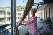 Sorgt mit ihren Vorhängen für erste Farbtupfer in der Siedlung: Teiggi-Bewohnerin Eva Roesch.