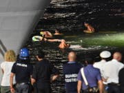 Aktivisten zeigen ihre Solidarität mit den Migranten und versuchen das Schiff zu erreichen. (Bild: KEYSTONE/EPA ANSA/ORIETTA SCARDINO)