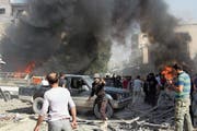 In Idlib ist es bereits im letzten Jahr zu einem Showdown zwischen Regierungstruppen und der Opposition gekommen. Im Bild versammeln sich Weisshelme und Zivilisten nach einem Luftangriff auf einem Markt. Bild: Syrische Weisshelme via AP (Idlib, 8. Oktober 2017)