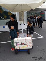Hunger? Diese Kinder verkaufen Tote Hosen (Hot Dogs) vor dem Stadion. (Bild: Michael Graber)